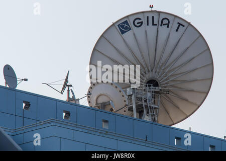 Petach Tikva, Israel. August 11, 2017. Satellitenschüsseln oben Gilat Satellite Networks Corporate Headquarters. Gilat entwickelt und vertreibt VSAT- Stockfoto