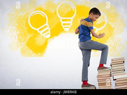 Digital composite der Junge klettern Buch Turm Schritte mit Glühbirne Grafik Stockfoto