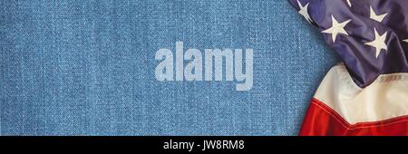 Digital composite der USA-Flagge auf demin Fabric Stockfoto