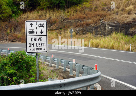 Schild Warnung Fahrer fahren in Australien Links. Stockfoto