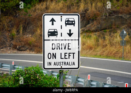 Schild Warnung Fahrer fahren in Australien Links. Stockfoto