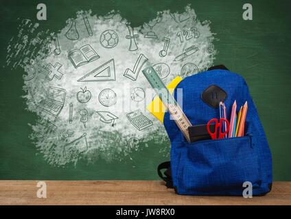 Digital composite der Schultasche auf dem Schreibtisch Vordergrund mit blackboard Grafiken für Bildung Symbole, Zeichnungen Stockfoto