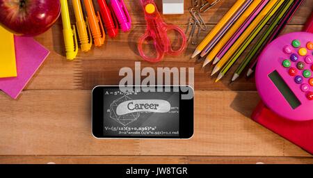 Digital composite von Telefon auf einer Schule Tabelle mit Schule Symbol auf dem Bildschirm Stockfoto