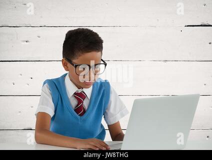 Digital composite der Schüler auf Laptop mit Holz Hintergrund Stockfoto
