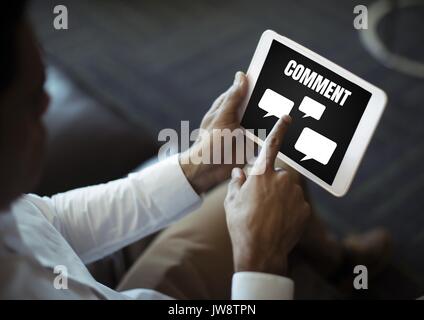 Digital composite von Kommentar Text und Grafik chat auf Tablet Bildschirm mit mans Hände Stockfoto