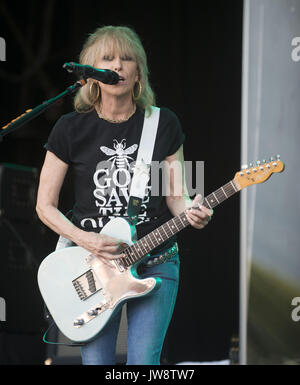 Chrissie Hynde Der Heuchler, wie die Band auf der Bühne im Jahr 2017 Cornbury Music Festival bei großen Tew Park in großer Tew, Oxfordshire. Mit: Chrissie Hynde, die Heuchler, Wo: Große Tew, Oxfordshire, Großbritannien Wann: 09 Aug 2017 Quelle: WENN.com Stockfoto