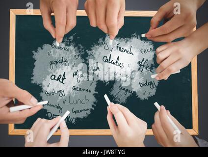 Digital composite vieler Hände schreiben Schule Themen auf der Tafel Stockfoto