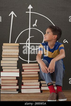 Digital composite der Student boy auf einen Tisch suchen, um sich gegen Grau Tafel mit Schule und Ausbildung Grafik Stockfoto