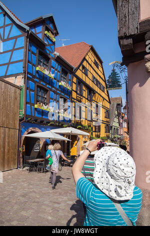 Tourist, Bild der schönen Dorf Riquewihr im Elsass, Frankreich. Stockfoto