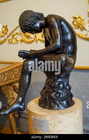 Junge mit Thorn, auch Fedele (Fedelino) oder Spinario an der Eremitage genannt. Ein Museum für Kunst und Kultur in St. Petersburg, Russland. Die Stockfoto