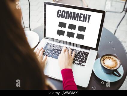 Digital composite von Kommentar Text und Grafik chat auf Laptop Bildschirm mit womans Hände Stockfoto