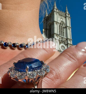 Ein Modell zeigt ihre Nachahmung Kate Middleton Engagement Ring außerhalb der Westminster Abbey zwei Tage vor der königlichen Hochzeit. London, Großbritannien. Stockfoto