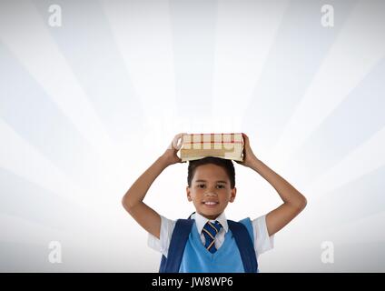 Digital composite der Schüler halten Bücher über Kopf mit hellen Hintergrund Stockfoto