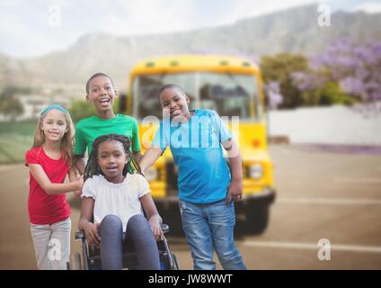 Digital composite von behinderten Mädchen im Rollstuhl mit Freunden vor der Schule Bus Stockfoto