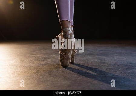 Anmutige Ballerina stehend en Pointe im Ballett studio Stockfoto