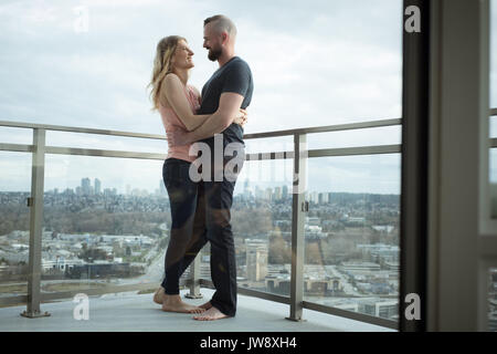 Paar umarmen in der Balkon zu Hause Stockfoto