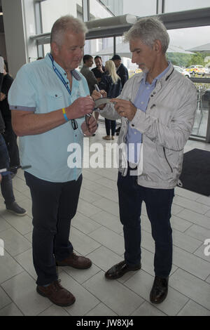 Henry Surtees Stiftung Tag - PHOTOCALL Sterne von 2 und 4 Räder für den Henry Surtees Stiftung Team Kart Challenge gesammelt. Einschließlich F1 Weltmeister Damon Hill OBE, 5 mal Le Mans-Sieger Derek Bell MBE, USA road racer Freddie Spencer, der einzige Gewinner des TT's sowohl auf 2 und 4 Rädern Stuart Graham, Sie auch zu verbinden ist der CEO von Norton Motorräder Stuart Garner. Der Tag wurde durch den späten John Surtees Tochter Leonora Surtees Mit: Damon Hill OBE Wo: Weybridge, Großbritannien Wann: 11 Aug 2017 Quelle: Paul Taylor/WENN.com beaufsichtigt Stockfoto