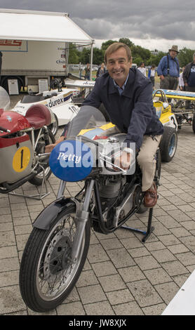 Henry Surtees Stiftung Tag - PHOTOCALL Sterne von 2 und 4 Räder für den Henry Surtees Stiftung Team Kart Challenge gesammelt. Einschließlich F1 Weltmeister Damon Hill OBE, 5 mal Le Mans-Sieger Derek Bell MBE, USA road racer Freddie Spencer, der einzige Gewinner des TT's sowohl auf 2 und 4 Rädern Stuart Graham, Sie auch zu verbinden ist der CEO von Norton Motorräder Stuart Garner. Der Tag wurde durch den späten John Surtees Tochter Leonora Surtees Mit beaufsichtigt: Stuart Graham Wo: Weybridge, Großbritannien Wann: 11 Aug 2017 Quelle: Paul Taylor/WENN.com Stockfoto