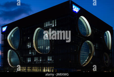 Rananna Israel August 7, 2017. Eine Ansicht des SAPs'modernistischen Design Hauptquartier in der Nacht in Israel. Stockfoto