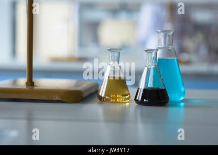 In der Nähe von Chemikalien in den Becher auf den Tisch Stockfoto