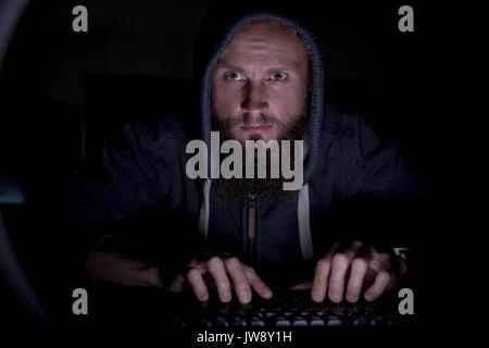 Executive in hoodie Arbeiten am Schreibtisch im Büro Stockfoto