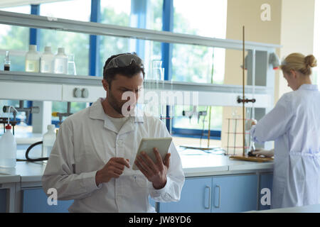 Studenten forschen gemeinsam im Labor Stockfoto