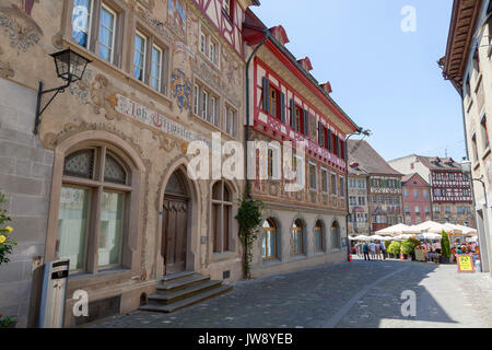 Blick auf den malerischen Marktplatz in Stein am Rhein mit bemalten Fassaden und Fachwerkhäusern. Die Schweiz. Stockfoto