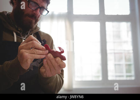 Handwerker arbeiten an Ton Skulptur in der Werkstatt Stockfoto