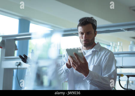 Aufmerksame Student mit digitalen Tablette im Labor Stockfoto