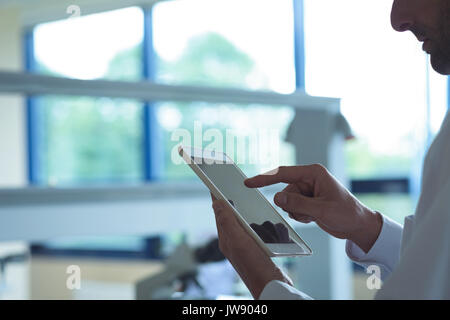 Aufmerksame Student mit digitalen Tablette im Labor Stockfoto