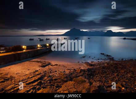 Elgol Pier und die Cuillin Berge bei Sonnenuntergang. Elgol ist ein kleines Dorf auf der Insel Skye durch eine schmale Straße erreichbar von Broadford. Stockfoto