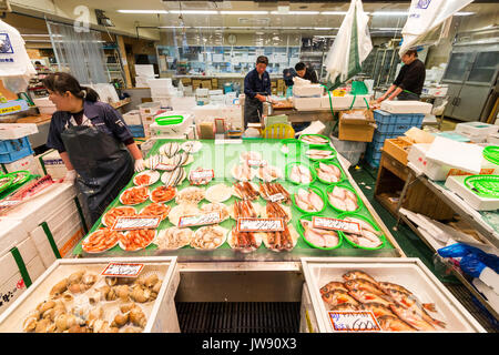 Verschiedene Arten von frischen Seefisch auf Zähler im Fish monger im Hallenbad Markt mit frischen Lebensmitteln, Omicho, Kanazawa, Japan. Stockfoto