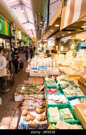 Berühmte Omicho indoor Lebensmittelmarkt in Kanazawa, Japan. Blick entlang Gemüse mit frischem Fisch, Stall, Stall. Käufer Gang entlang zu laufen. Stockfoto