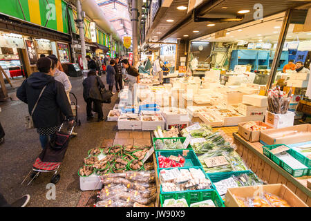 Berühmte Omicho indoor Lebensmittelmarkt in Kanazawa, Japan. Blick entlang Gemüse mit frischem Fisch, Stall, Stall. Käufer Gang entlang zu laufen. Stockfoto