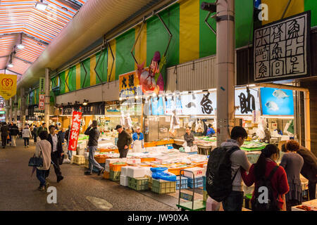 Blick entlang Stände und Theken im Hallenbad Markt mit frischen Lebensmitteln, Omicho, Kanazawa, Japan. Leute, große Fische - Händler Shop. Stockfoto