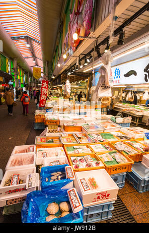 Frische Meeresfrüchte mit verschiedenen Arten von Fischen in Kunststoffbehältern auf Verkauf Stall in der Markthalle, Omicho, in Kanazawa, Japan. Nur wenige Menschen. Stockfoto