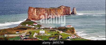 Amerika, Kanada, Québec, Gaspésie, Stadt, Küste, Percé Percé Rock ist ein riesiger SCHIERE Felsformation im Golf von Saint Lawrence an die Spitze der Gaspé Halbinsel in Quebec, Kanada, aus Perce Bay. Stockfoto