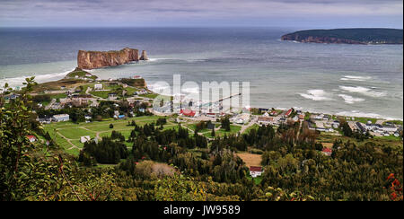 Amerika, Kanada, Québec, Gaspésie, Stadt, Küste, Percé Percé Rock ist ein riesiger SCHIERE Felsformation im Golf von Saint Lawrence an die Spitze der Gaspé Halbinsel in Quebec, Kanada, aus Perce Bay. Stockfoto