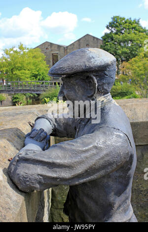 Skulptur von einem Kanal Boot Arbeiter oder 'Bargee' mit Blick auf die Leeds & Liverpool Canal an Wigan Pier Stockfoto