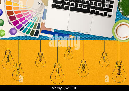 Ansicht von oben artist Arbeitsbereich auf gelbem Hintergrund Stockfoto