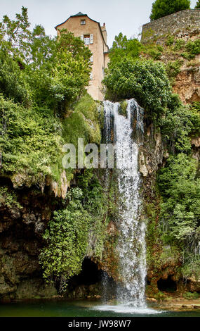 Europa, Frankreich, Royal, Aveyron, Salles-la-Source Village, Wasserfall Stockfoto