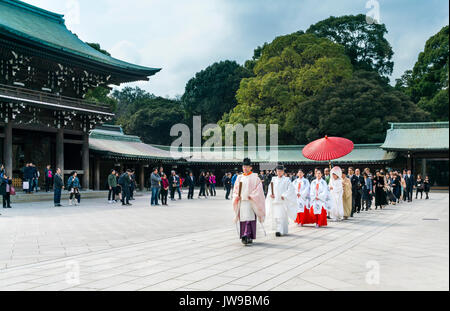 Traditionelle japanische Hochzeitsfeier mit roten Regenschirm und Prozession am Meiji Schrein, Tokio, Japan Stockfoto