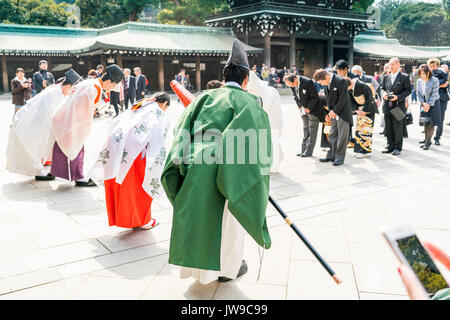 Traditionelle japanische Hochzeitsfeier mit roten Regenschirm und Prozession am Meiji Schrein, Tokio, Japan Stockfoto