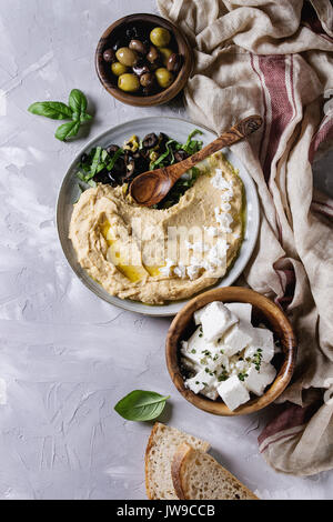 Hummus mit Oliven und Kräutern Stockfoto