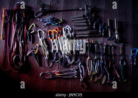 Alpine-Racks für Winter auf Holzboden Berghütte ausgesetzt klettern. Stockfoto