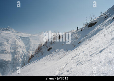 Ansicht der Rückseite des Bergsteiger Wandern im Frühling. Süd- und sonnigen verschneiten Hängen des Mont Blanc Massivs abgedeckt. Aostatal. Italien, Westeuropa. Stockfoto