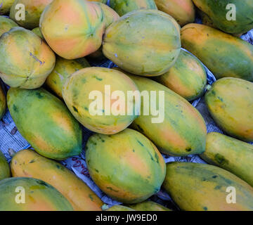 Papaya frische Früchte für den Verkauf an die Straße Markt in Asien. Close Up. Stockfoto