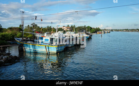 Colombo, Sri Lanka - Sep 5, 2015. Angeln Boote andocken am Pier in Colombo, Sri Lanka. Colombo ist die Hauptstadt und größte Stadt von Sri Lanka Stockfoto