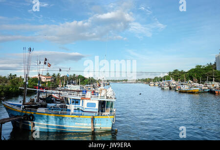 Colombo, Sri Lanka - Sep 5, 2015. Angeln Boote andocken an der Pier in Colombo, Sri Lanka. Colombo ist die Hauptstadt und größte Stadt von Sri Stockfoto