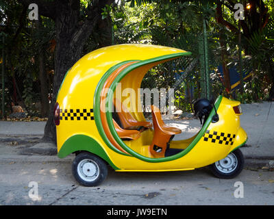 Cocotaxi in einer Straße von Havanna geparkt Stockfoto